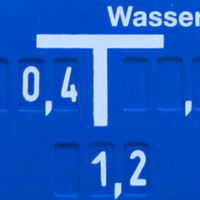 Hinweisschild einer Abstellarmatur
