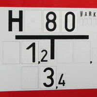 Rot umrandetes Hinweisschild eines Hydranten